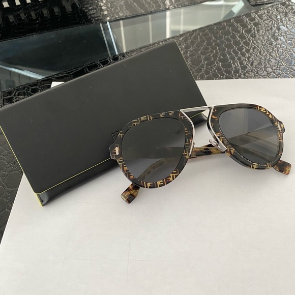 Brand new Fendi sunglasses. Never worn. 2021. - Picture 2 of 2
